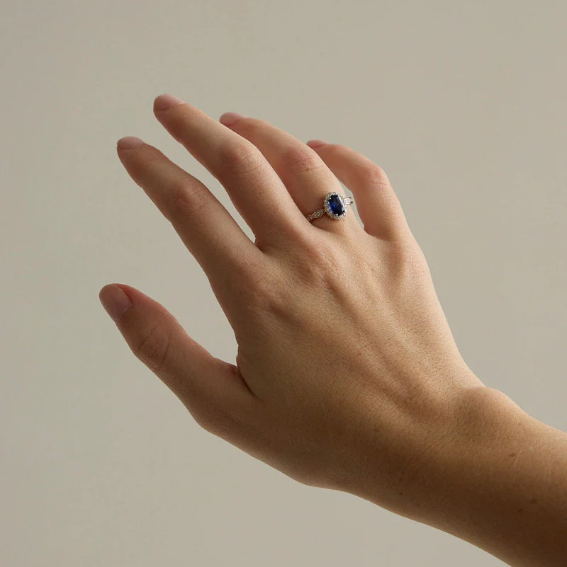 Oval Sapphire and Diamond Halo Ring - 18K Gold | VS Clarity Natural Diamonds - Image 3