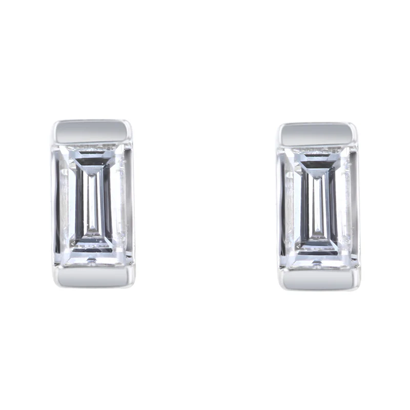 Diamond Baguette Stud - 18K Gold | VS Clarity Natural Diamond - Image 3